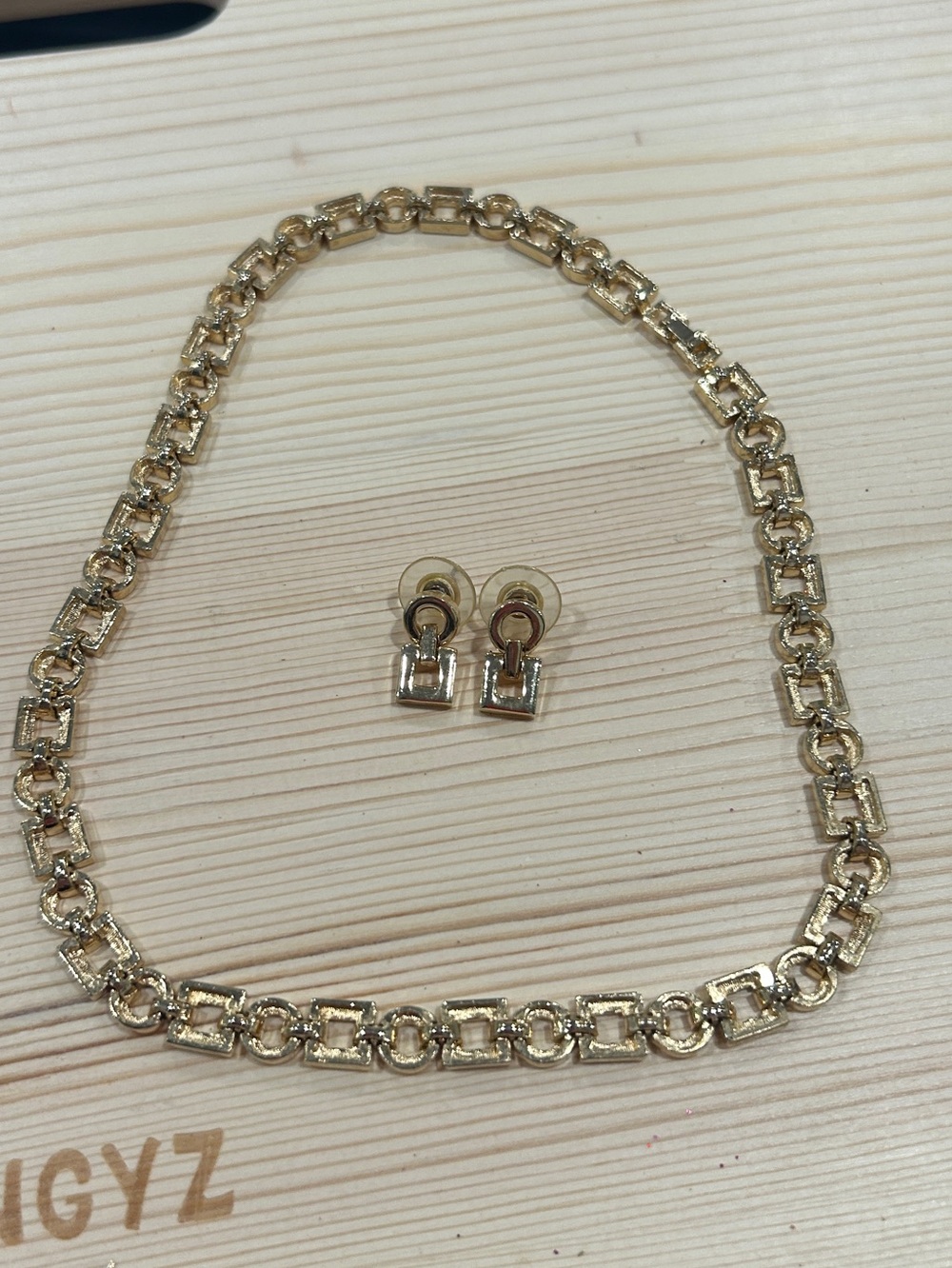 Earing & necklace set.